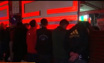 Encuentran celular con imágenes sospechosas durante operativo en un bar de El Alto