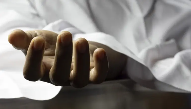 Hallan el cadáver de un hombre en plena vía pública habría sido atacado por antisociales