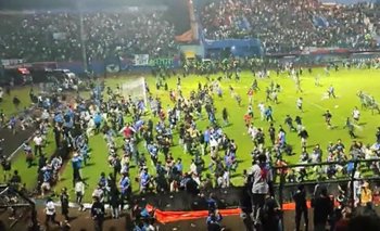 ¡Tragedia en Indonesia! 127 muertos por batalla campal en un partido de fútbol