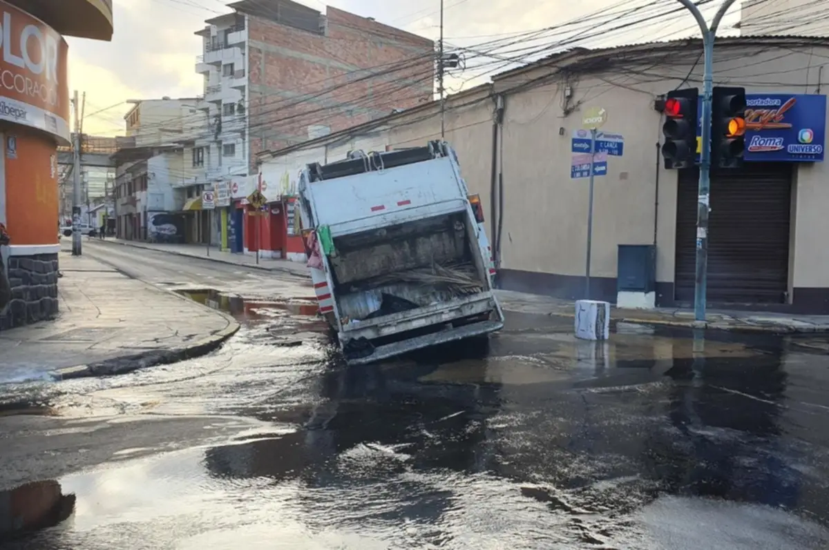 Camión recolector de basura de EMSA se hunde en la calle Lanza y casi se vuelca