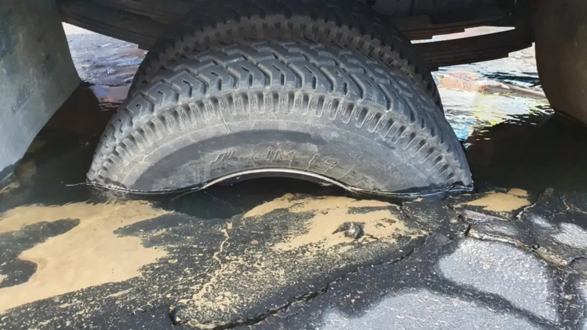 Camión recolector de basura de EMSA se hunde en la calle Lanza y casi se vuelca