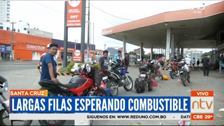 Escasez de combustible en Santa Cruz la gente duerme en los