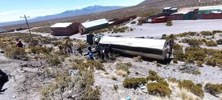 Cisterna con combustible volcó en la carretera Patacamaya y Tambo Quemado