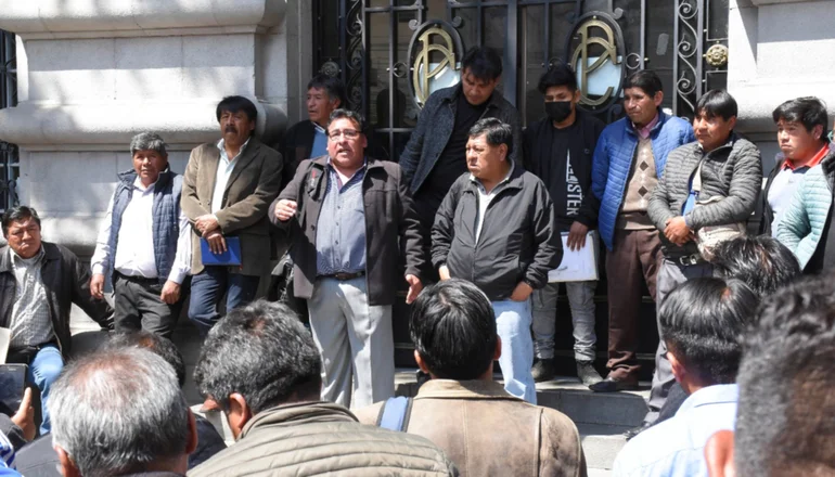 Crece la tensión entre chóferes de La Paz y El Alto con amenaza de paro y bloqueos