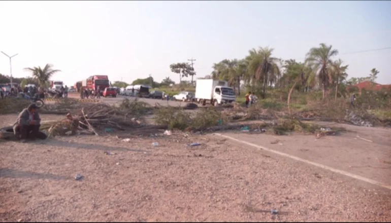 Bloqueos: Santa Cruz sin salida a Trinidad y a la frontera con Brasil. FOTO: NTV/RED UNO.
