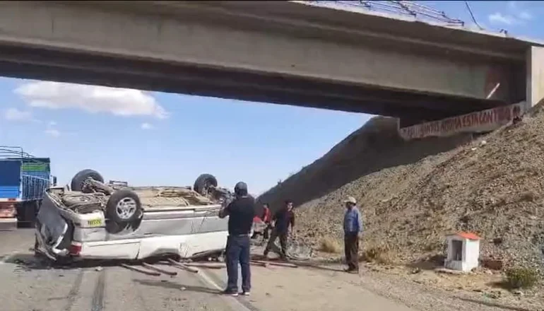 Un vehículo cayó del puente en Patacamaya. Imagen RR.SS.