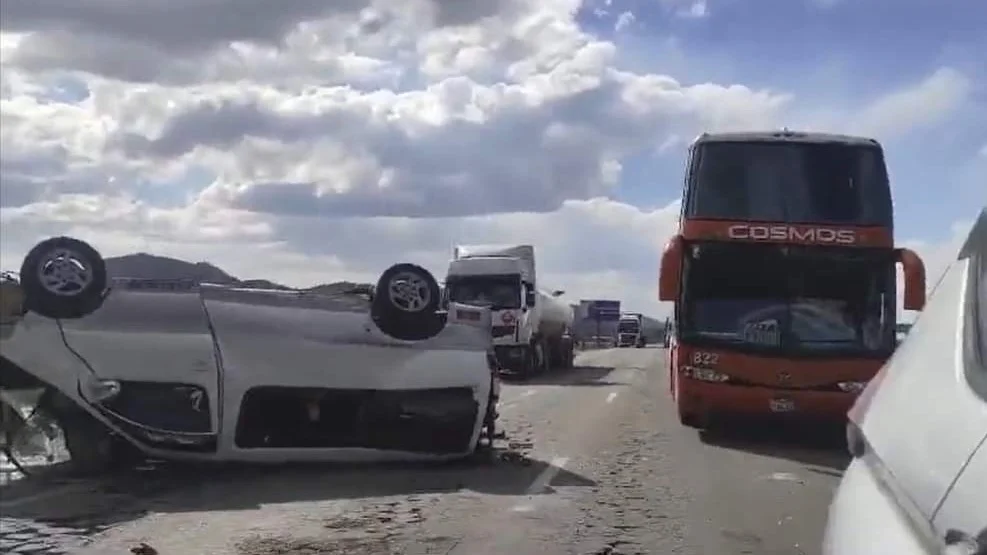 Un vehículo cayó del puente en Patacamaya. Imagen RR.SS.