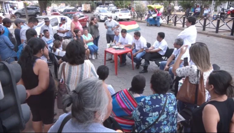 Gobernación de Santa Cruz se reúne con padres de niños con cáncer en protesta por nuevo Hospital Oncológico. FOTO: NTV/RED UNO. 