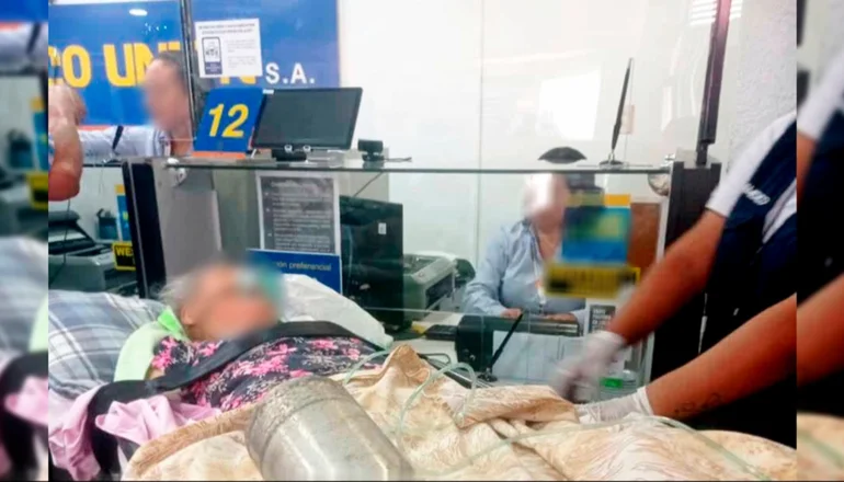 Mujer de 90 años con tanque de oxígeno obligada a acudir al Banco para cobrar su renta. FOTO: Denuncia Ciudadana