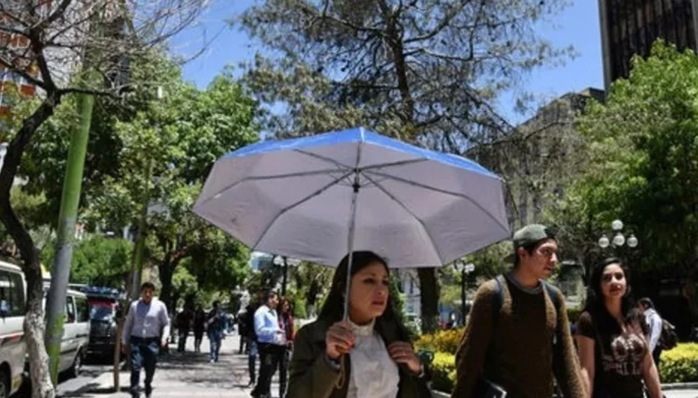 Ante la alerta de radiación solar en La Paz, expertos recomiendan protegerse la piel