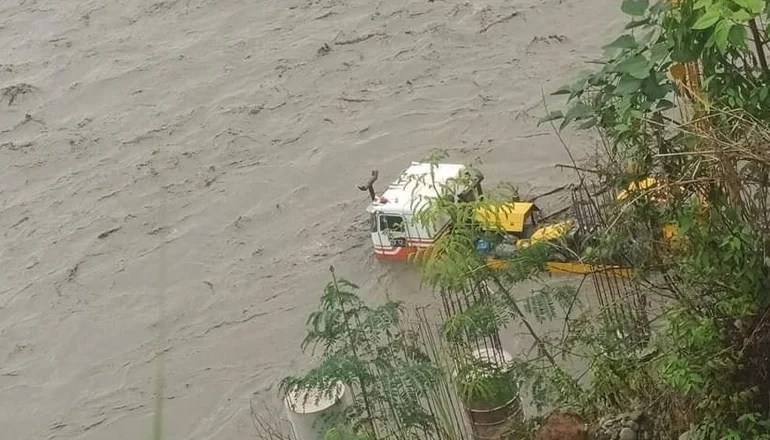 Camión es arrastrado por la fuerza del río Chapare. Imagen captura RR.SS.