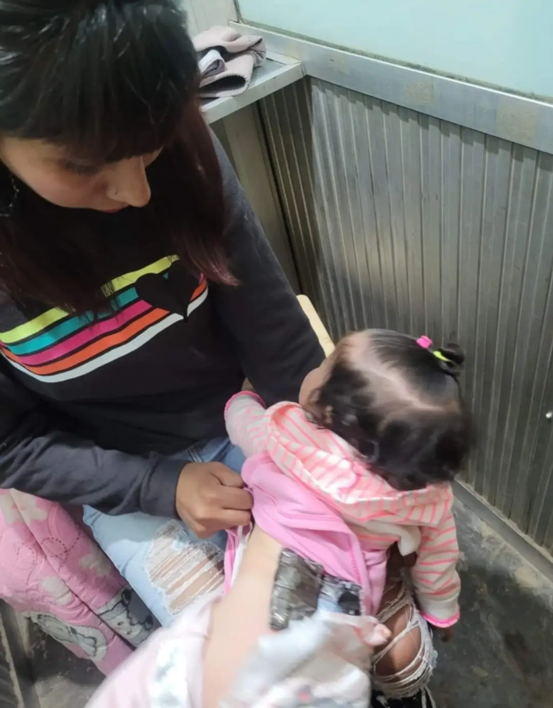 ¡Increíble! Una mujer trató de meter droga en el cuerpecito de una bebé