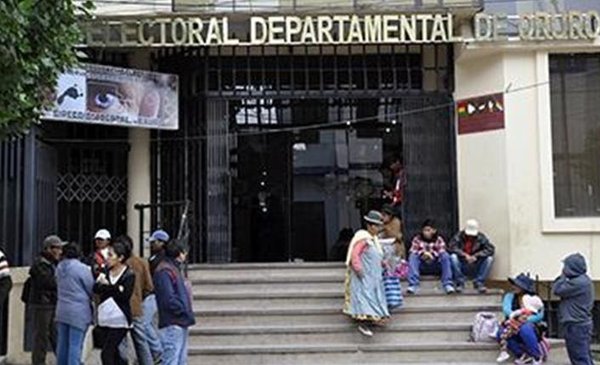 Dictan detención domiciliaria para dos vocales del TDE Oruro - Red Uno de Bolivia