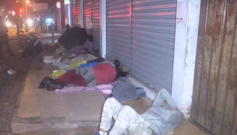 Con lluvia y frío duermen fuera de los bancos para cobrar el Bono Juancito Pinto