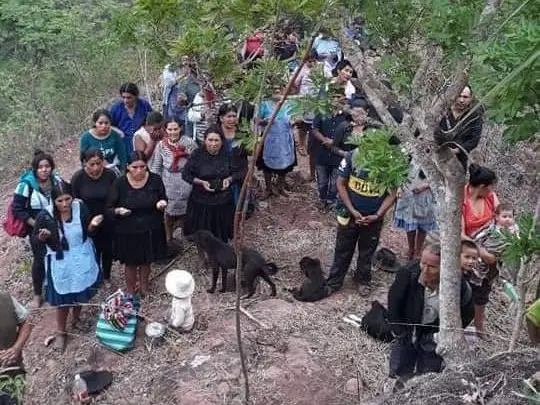 "De rodillas": Pobladores de Padilla subieron a un cerro para pedir lluvia