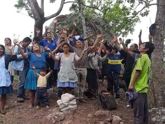 "De rodillas": Pobladores de Padilla subieron a un cerro para pedir lluvia