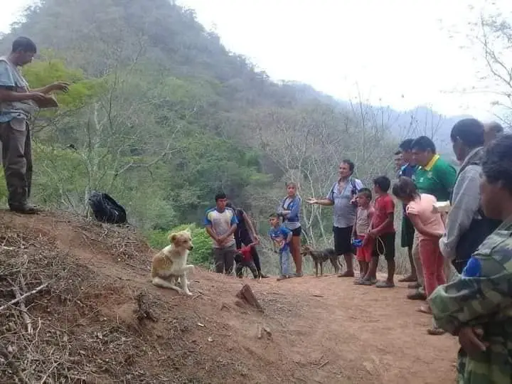 "De rodillas": Pobladores de Padilla subieron a un cerro para pedir lluvia