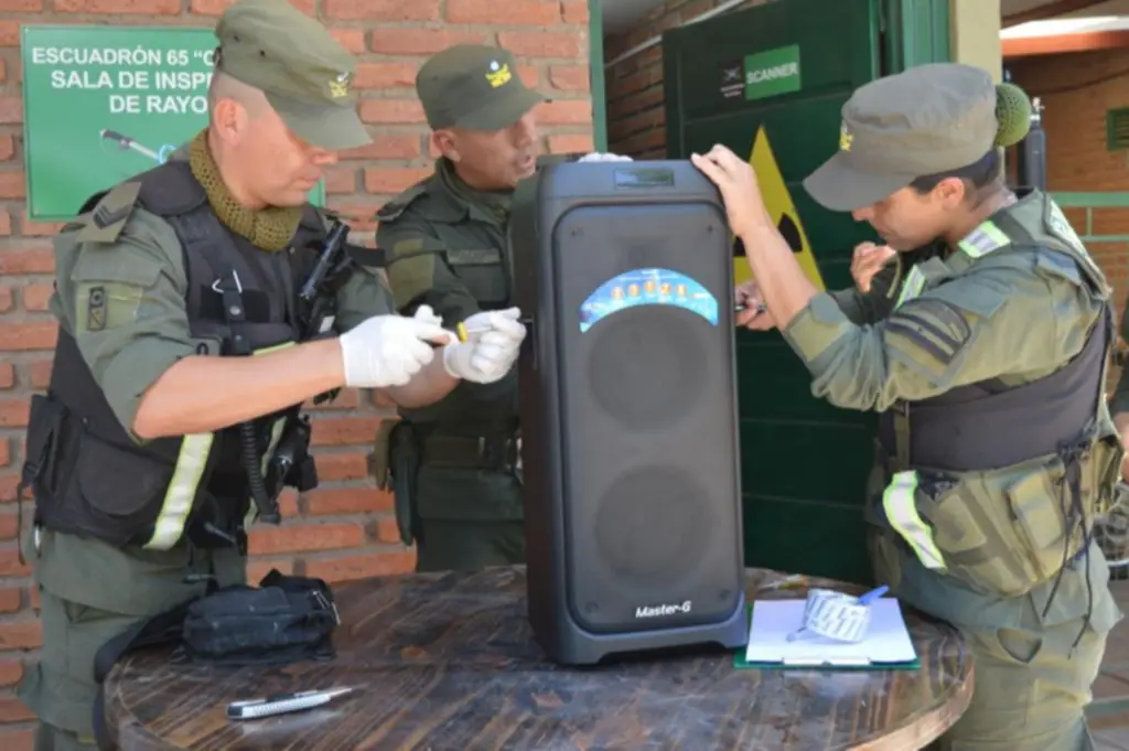 En Argentina, detienen a dos bolivianos que retiraban encomiendas con cocaína