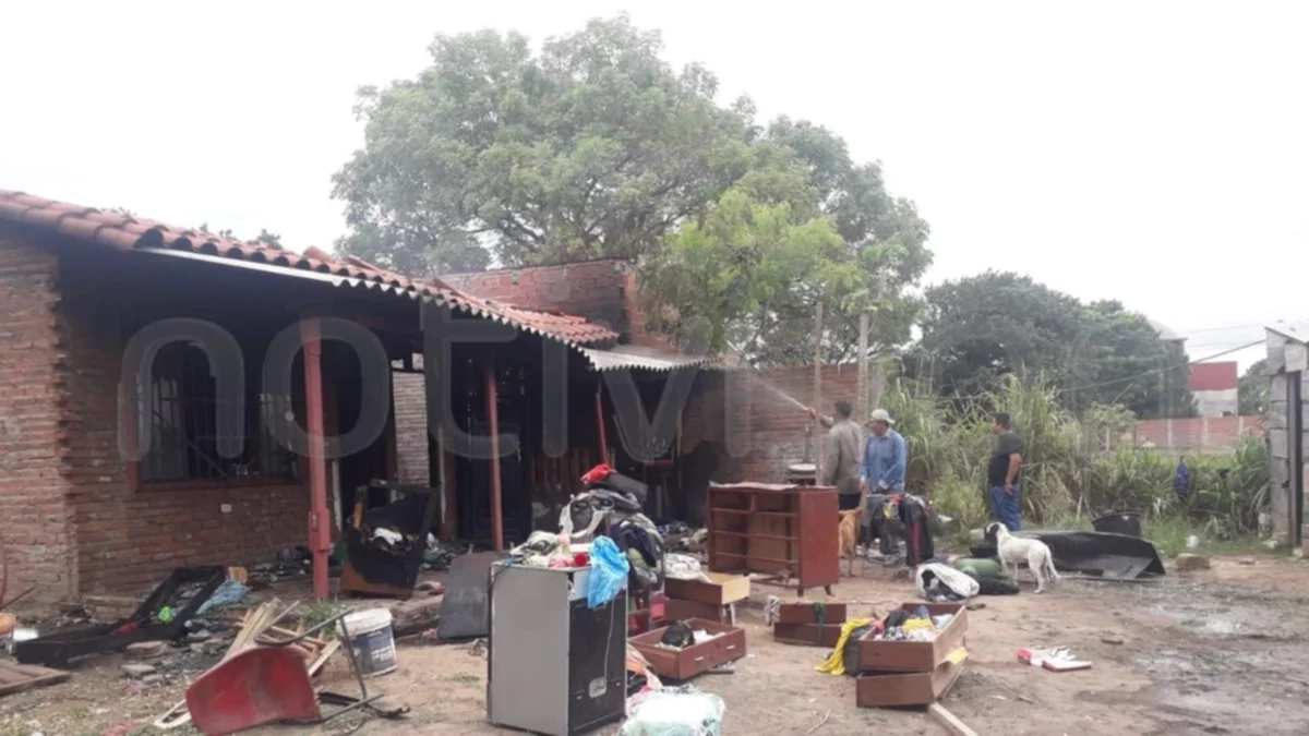 Familia pierde "todo" tras incendiarse su casa en el barrio Santa Clara