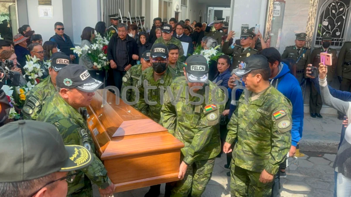 El cuerpo del teniente Tórrez fue trasladado por sus camaradas hasta el cementerio Jardín de Oruro. 