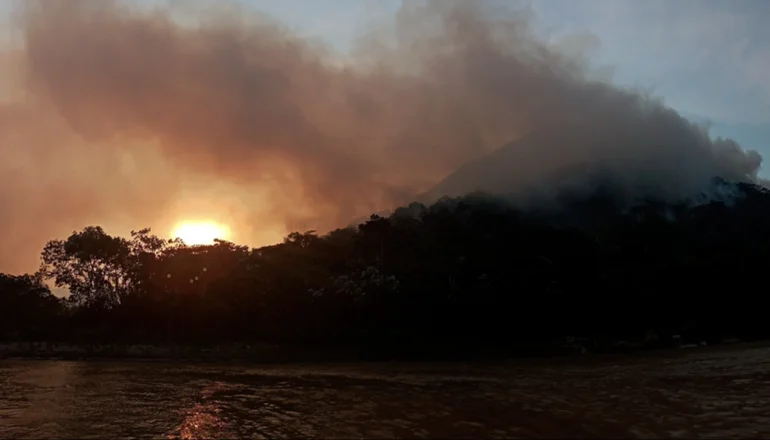 Desplazan más bomberos para mitigar el fuego en San Buenaventura