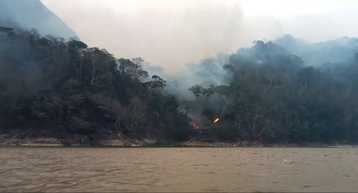 Desplazan más bomberos para mitigar el fuego en San Buenaventura