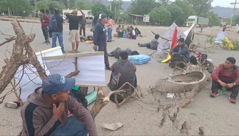 Bananeros bloquean carretera Yacuiba – Argentina por deuda de exportación . Imagen La Voz de Yacuiba.