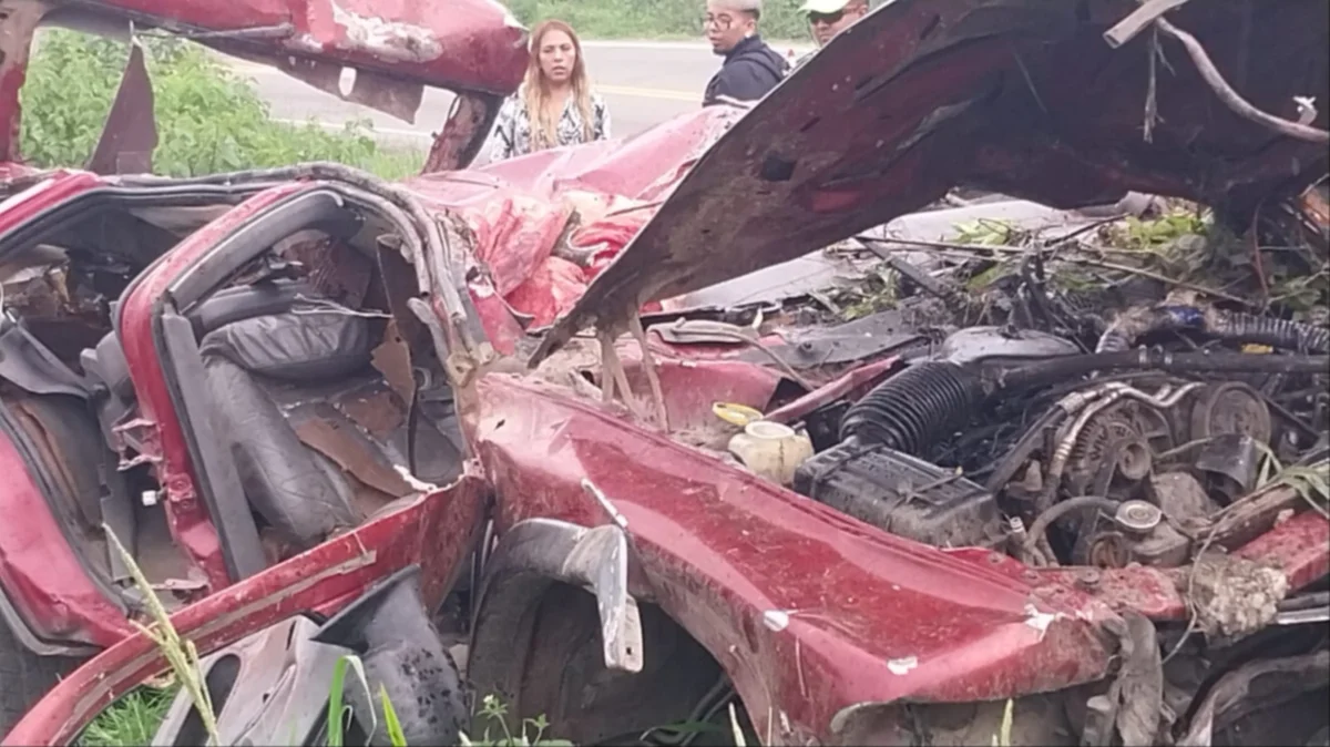 Vagoneta se embarrancó en la carretera al oriente y dos personas fallecieron