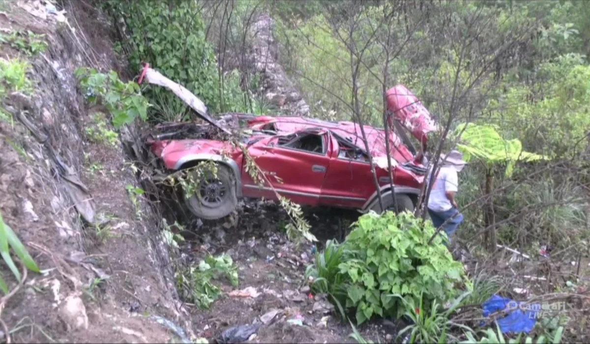 Vagoneta se embarrancó en la carretera al oriente y dos personas fallecieron