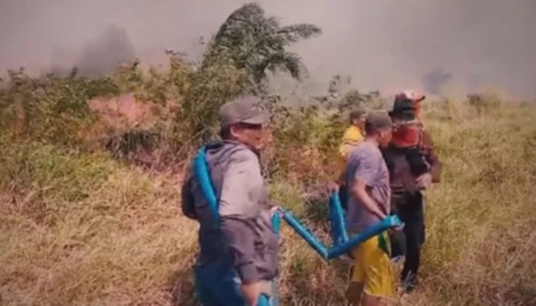 Bomberos y comunarios rebasados por el fuego en Rurrenabaque