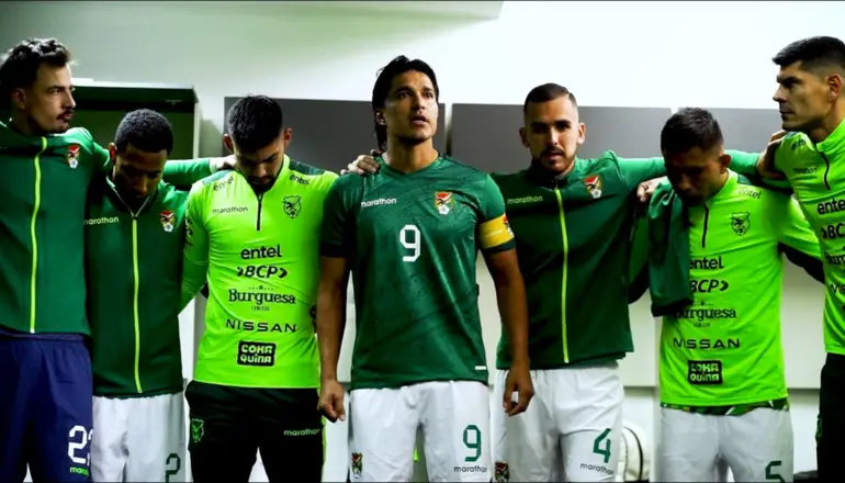 Marcelo Martins junto a otros jugadores de la selección boliviana en el camarín antes de jugar contra Perú. Foto: Captura de video.