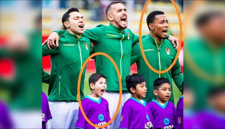 Niño junto a los futbolistas de la selección boliviana entonando el himno de Bolivia. Foto: Redes sociales.