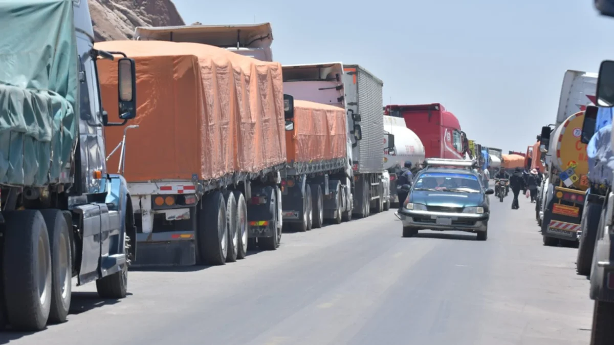 Levantan bloqueo en Desaguadero, transporte peruano pedía la liberación de un conductor. Foto APG.