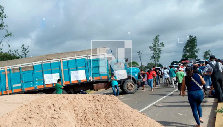 Productores de soya instalaron un bloqueo en la ruta a Camiri. 