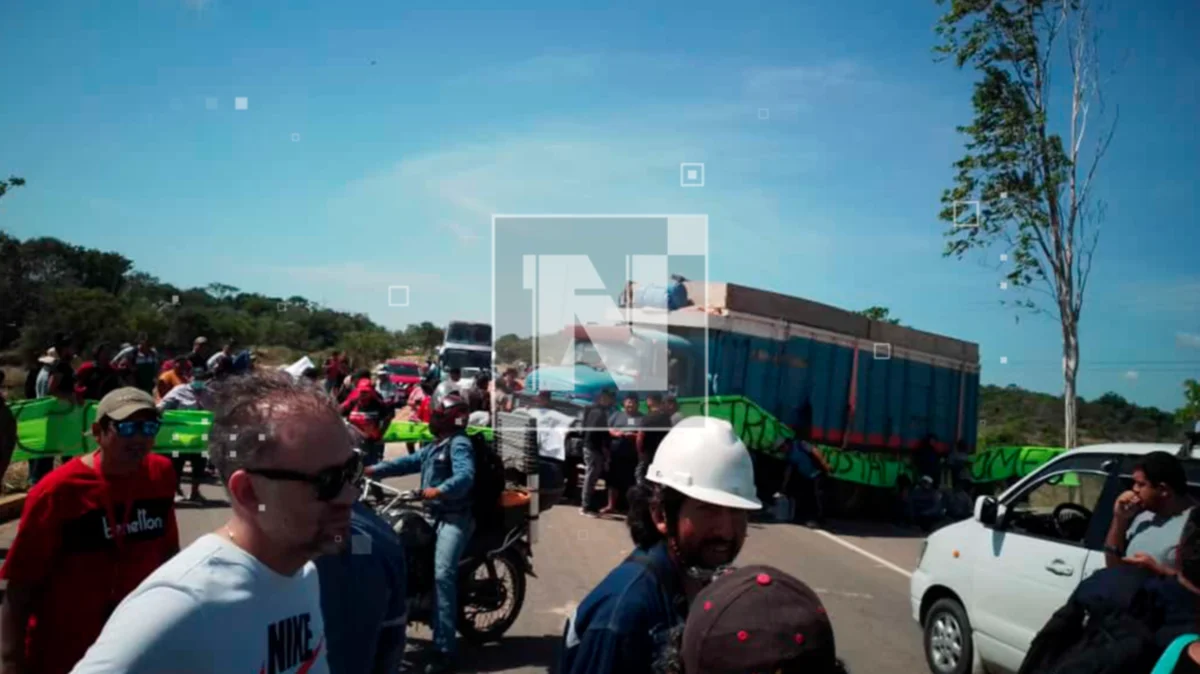 Decenas de vehículos están varados ante el bloqueo en Camiri.
