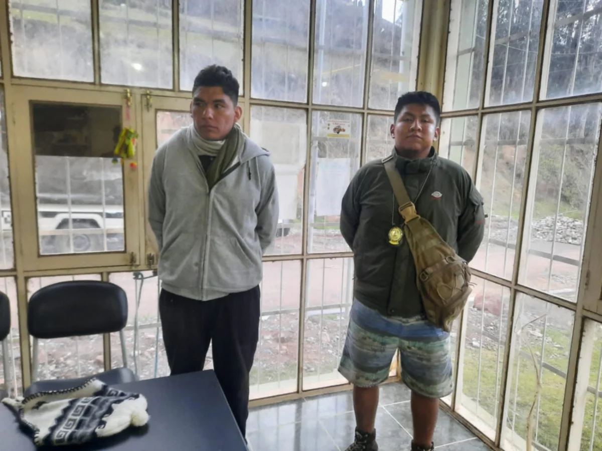 Los dos hombres acusados de robo de vehículo, fueron trasladados a celdas policiales. 