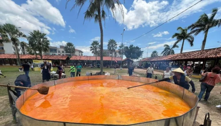 La preparación se lleva a cabo en una inmensa olla (paila) de 5 metros de diámetro. Foto: Internet