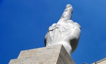 Diseña un gigante dedo medio como repudio a las autoridades