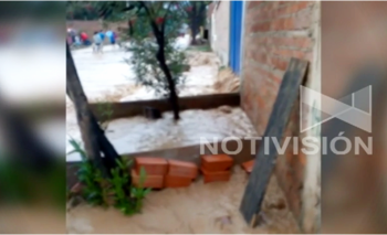 Desborde de torrentera afecta a 10 viviendas en Cochabamba