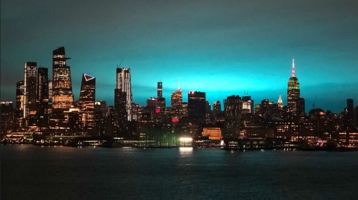 Luces azules y rumores de invasión extraterrestre en Nueva York