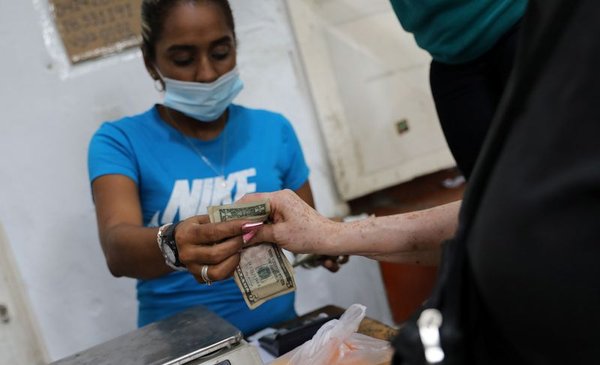 En el creciente uso de los dólares en efectivo en Venezuela, comercios  carecen de billetes para dar cambios - Red Uno de Bolivia