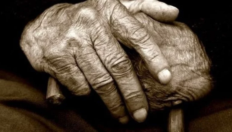 Un abuelito muere a causa de un infarto en un minibús que se dirigía a la zona Valle Hermoso 