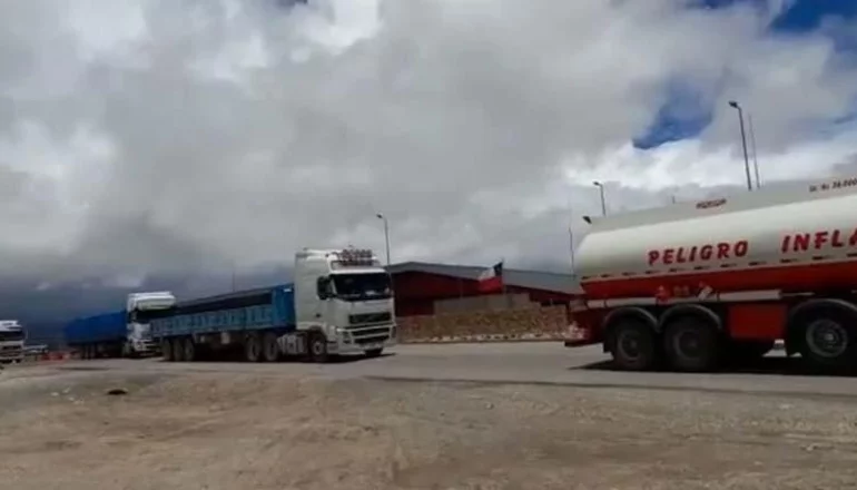 80% de 70 transportistas bolivianos dieron positivo a Covid-19 en frontera con Chile
