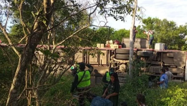 Bus vuelca en San José de Chiquitos, deja un muerto y varios heridos