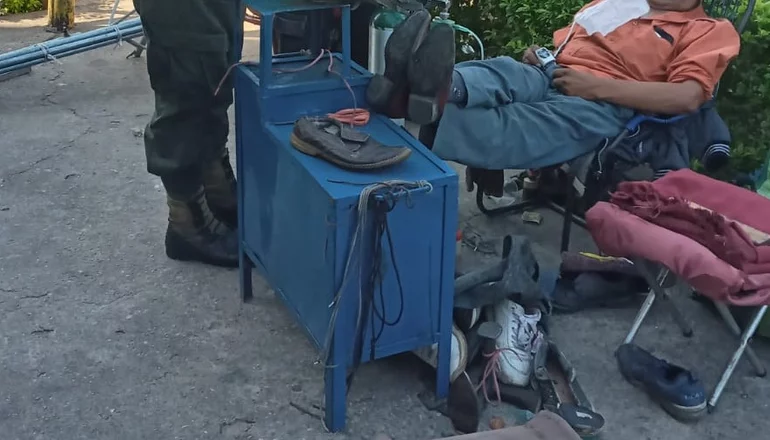 Hombre muere en la acera mientras arreglaba zapatos