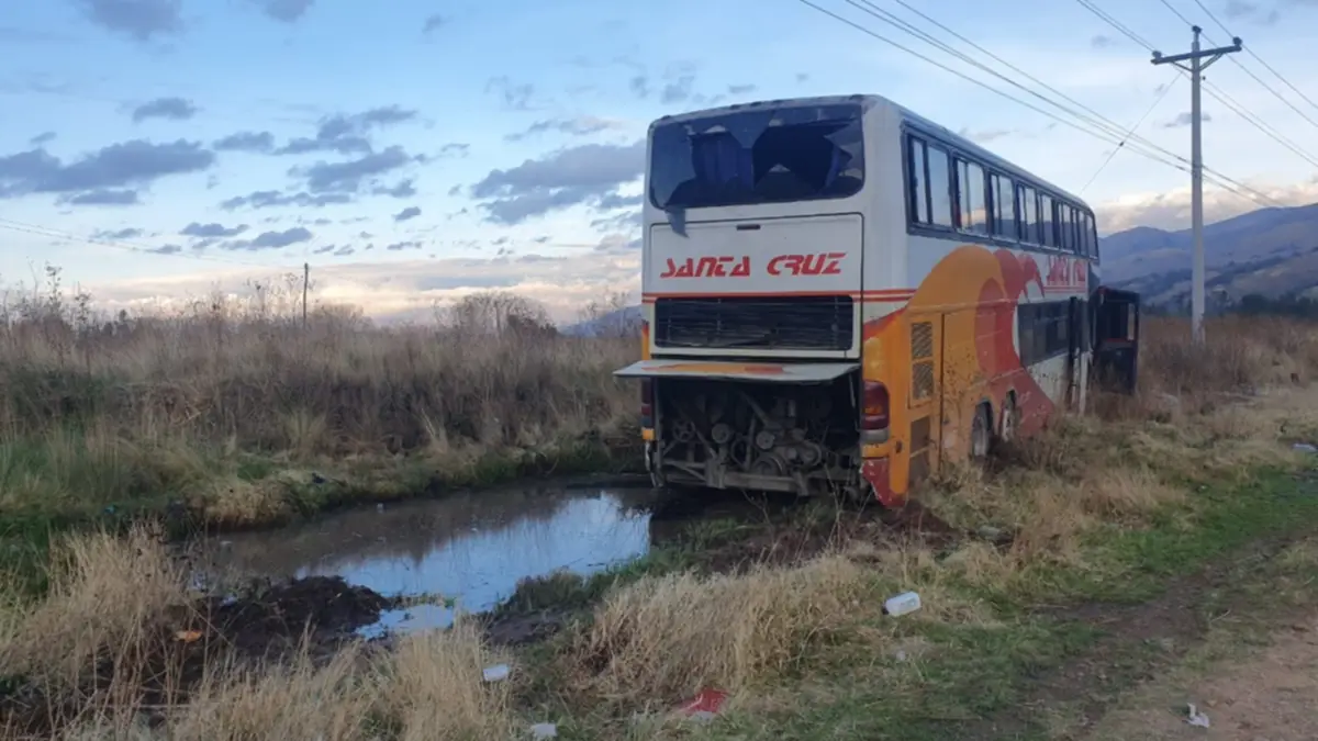 Bus impactó contra una peña en la carretera al oriente