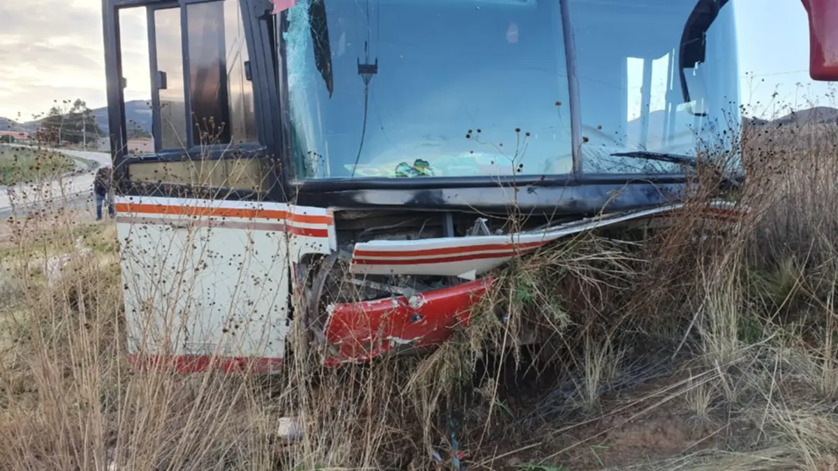 Bus impactó contra una peña en la carretera al oriente