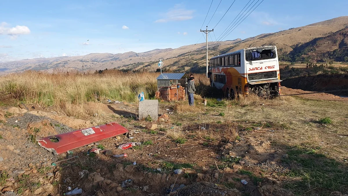 Cochabamba: Bus impactó contra una peña en la carretera al oriente – eju.tv