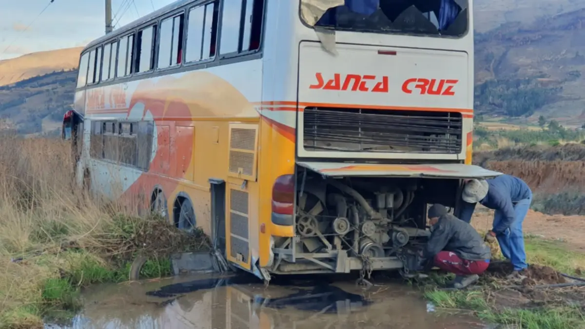 Bus impactó contra una peña en la carretera al oriente