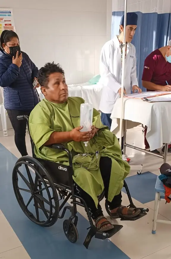 Bus impactó contra una peña en la carretera al oriente